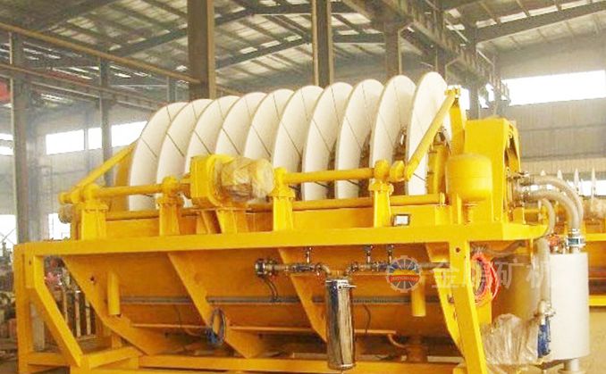 Disc type vacuum filter